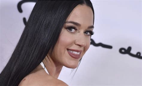 Spagna indaga su video Katy Perry tra dune protette a Formentera.